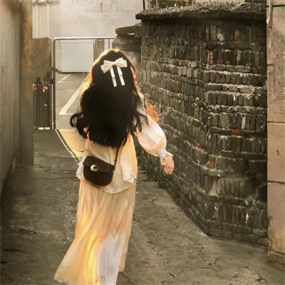 最新不露脸背影女生头像图片32张
