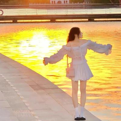最新不露脸背影女生头像图片32张