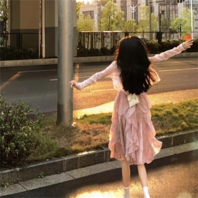 最新不露脸背影女生头像图片32张