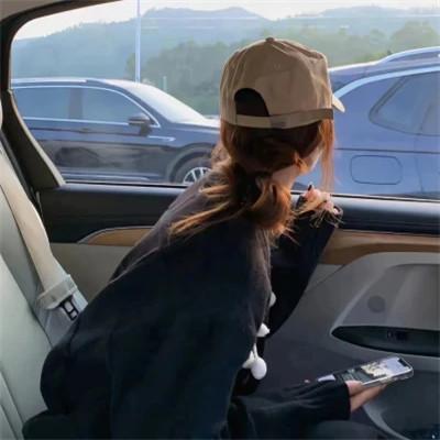 最新不露脸背影女生头像图片32张