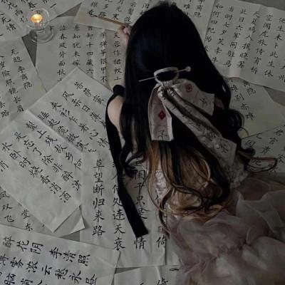最新不露脸背影女生头像图片32张