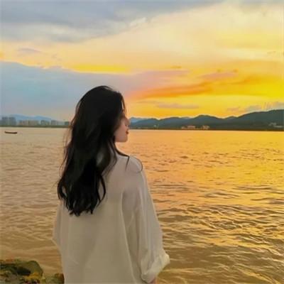 最新不露脸背影女生头像图片32张
