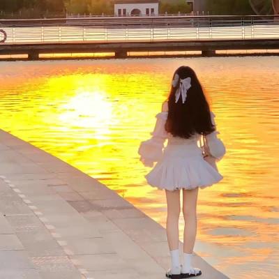 最新不露脸背影女生头像图片32张