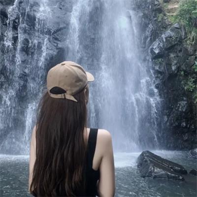 最新不露脸背影女生头像图片32张