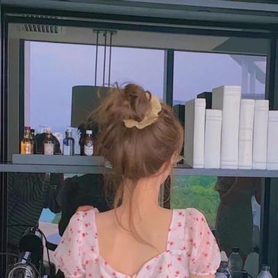 最新不露脸背影女生头像图片32张