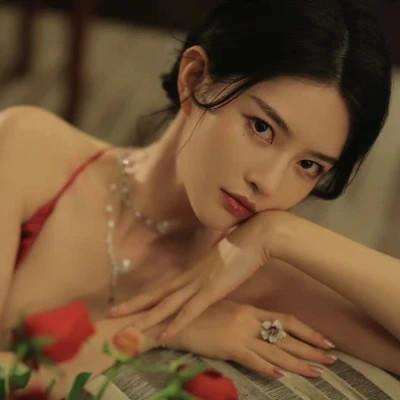 气质高冷优雅头像女生32张