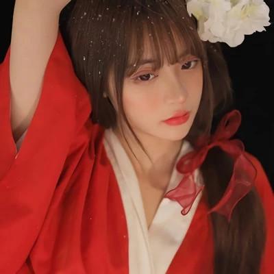 漂亮的美女穿红衣服的头像