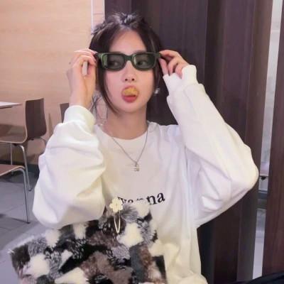 潇洒自信的高清少女头像，自信的力量