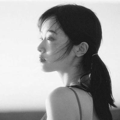 女生微信黑白头像100张，静谧中的惊艳