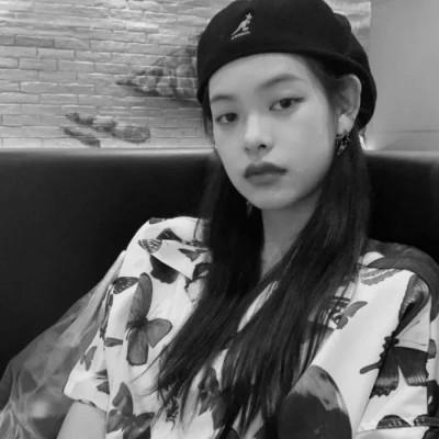女生微信黑白头像100张，静谧中的惊艳
