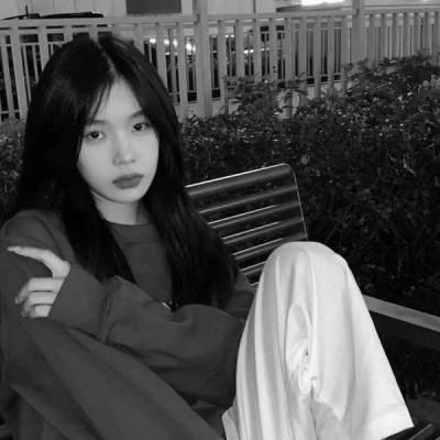 女生微信黑白头像100张，静谧中的惊艳