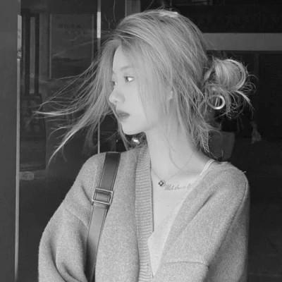 女生微信黑白头像100张，静谧中的惊艳