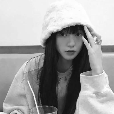 女生微信黑白头像100张，静谧中的惊艳
