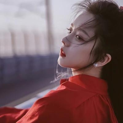 漂亮的美女穿红衣服的头像