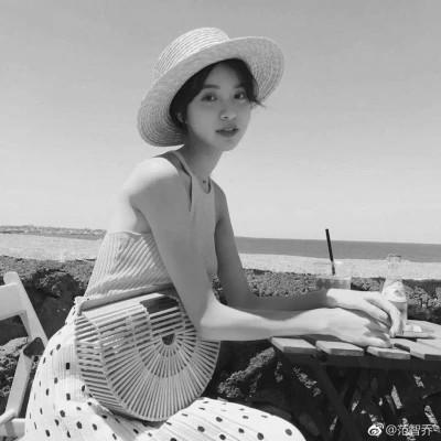 女生微信黑白头像100张，静谧中的惊艳