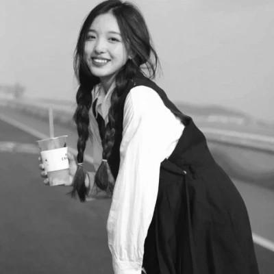 女生微信黑白头像100张，静谧中的惊艳