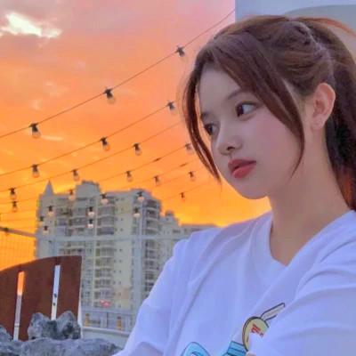 潇洒自信的高清少女头像，自信的力量