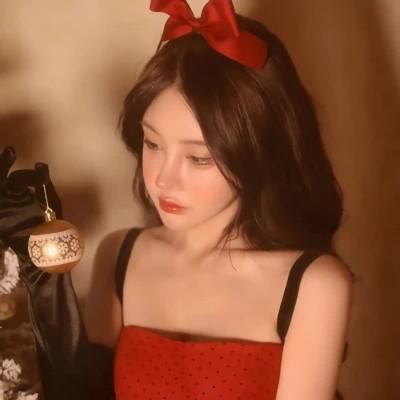漂亮的美女穿红衣服的头像