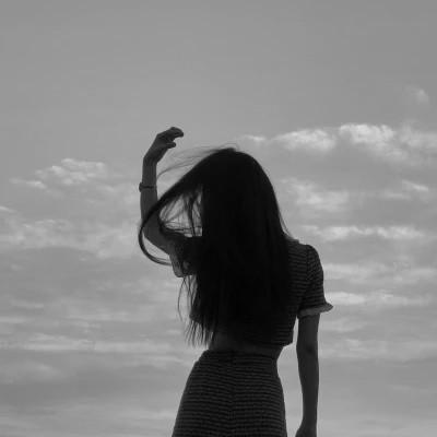 高级感美女头像高清黑白