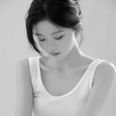 高级感美女头像高清黑白