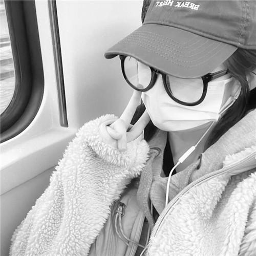 高级范黑白女生头像图片32张