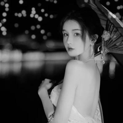 高级感美女头像高清黑白