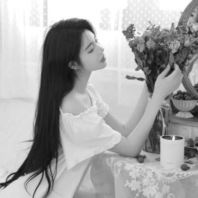 高级感美女头像高清黑白