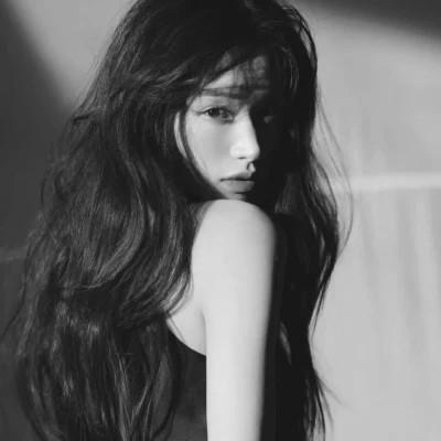 高级感美女头像高清黑白