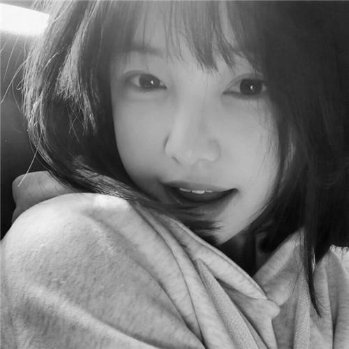 高级范黑白女生头像图片32张