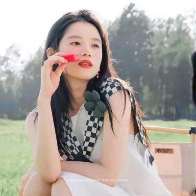 2023最新款微信头像女，突破尘埃