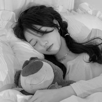 高级感美女头像高清黑白
