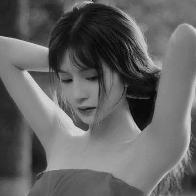 高级感美女头像高清黑白