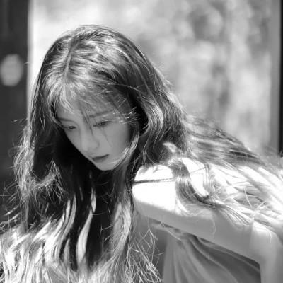 高级感美女头像高清黑白