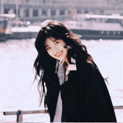 2023最新款微信头像女，突破尘埃