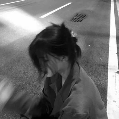 高级感美女头像高清黑白
