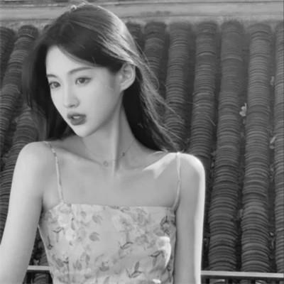高级感美女头像高清黑白