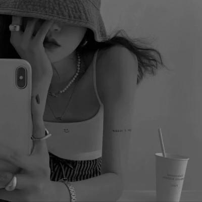 高级感美女头像高清黑白
