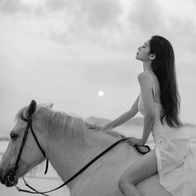 高级感美女头像高清黑白