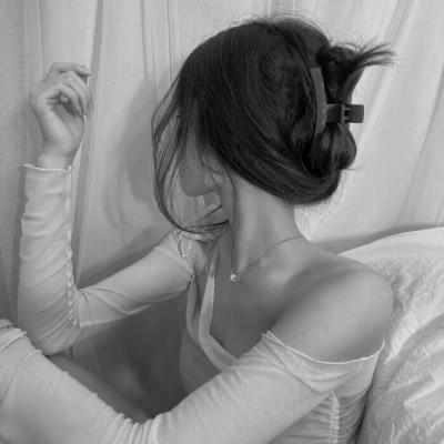 高级感美女头像高清黑白