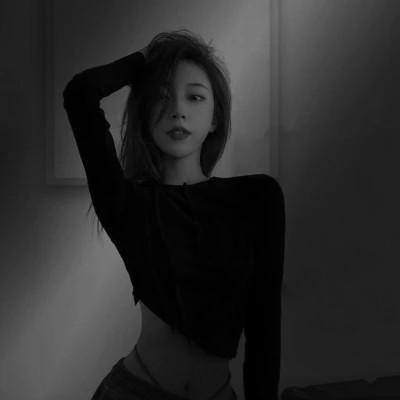 高级感美女头像高清黑白