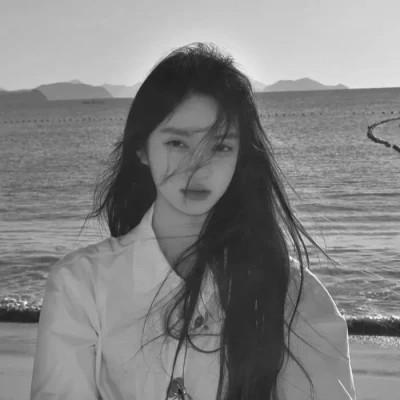 高级感美女头像高清黑白