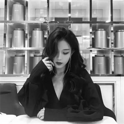 高级感美女头像高清黑白