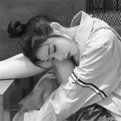 高级感美女头像高清黑白