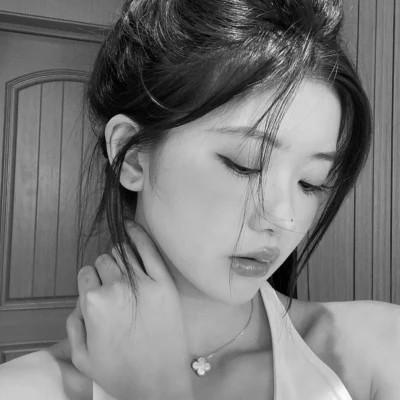 高级感美女头像高清黑白
