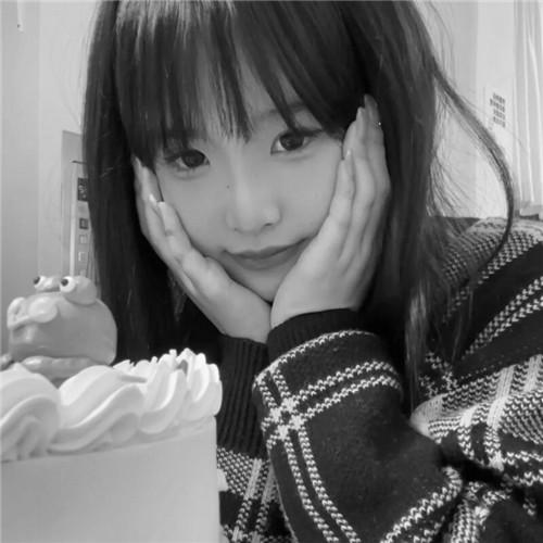 高级范黑白女生头像图片32张