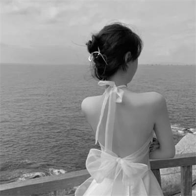 高级感美女头像高清黑白