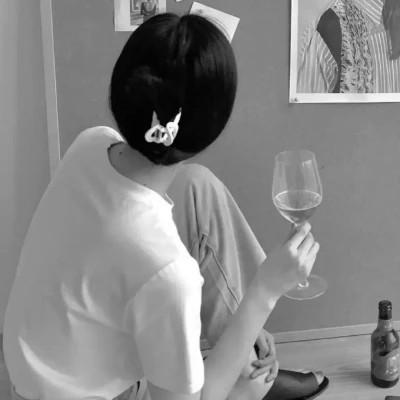 高级感美女头像高清黑白
