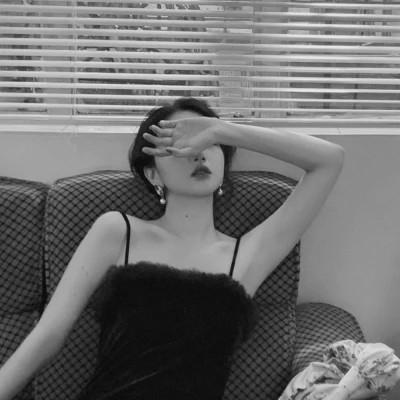 高级感美女头像高清黑白