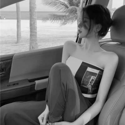 高级感美女头像高清黑白