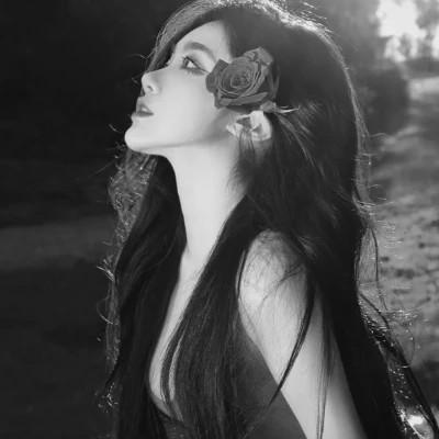 高级感美女头像高清黑白